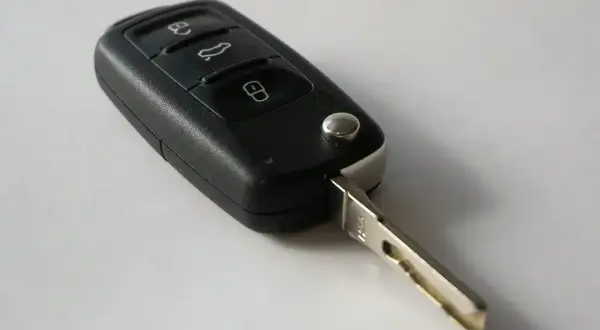 Kluczyk samochodowy z przyciskami. Zastanawiasz się, ile kosztuje dorobienie klucza?