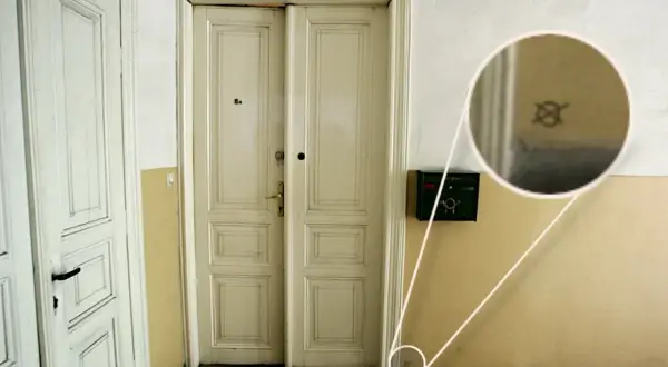 Jak złodzieje oznaczają mieszkania w bloku i jak się przed tym bronić