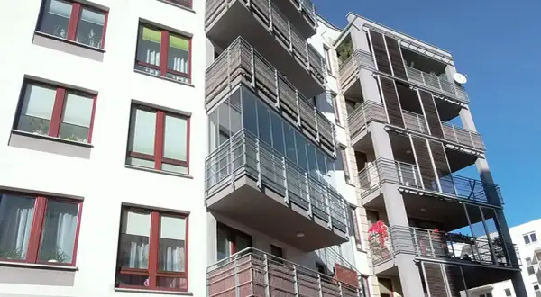 Ile kosztuje zabudowa balkonu w bloku? Sprawdź ukryte koszty