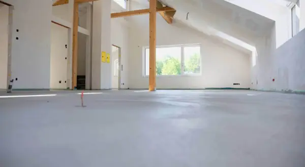 Nowe wnętrze z betonową wylewką, gotowe na wykończenie. Sprawdź wylewka betonowa cena za m2 robocizny bez materiału.