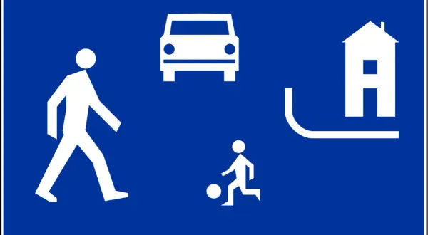 Kto stawia znaki drogowe na osiedlu? Poznaj odpowiedzialnych za to