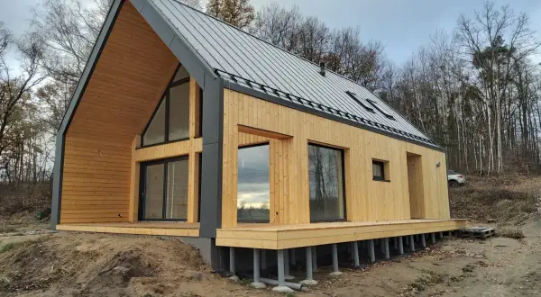 Nowoczesny dom 70m2 z drewnianą elewacją i dużymi oknami. Poznaj koszt budowy domu 70m2 pod klucz.