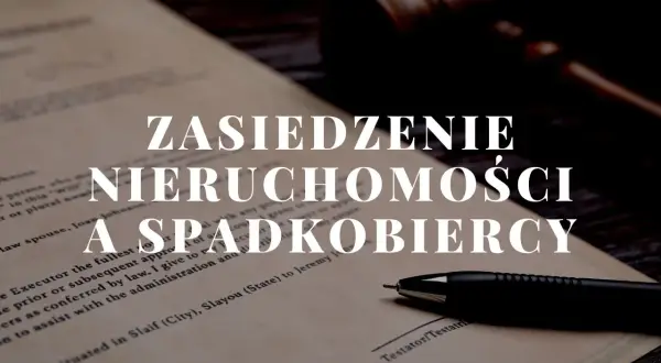 Dokument prawny dotyczący zasiedzenia nieruchomości przez spadkobiercę, obok młotka sędziowskiego i długopisu.