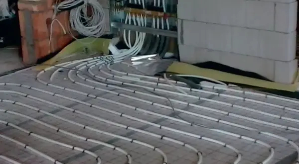 Instalacja podłogówki w trakcie prac. Sprawdź, jaka jest podłogówka cena za m2 robocizny.