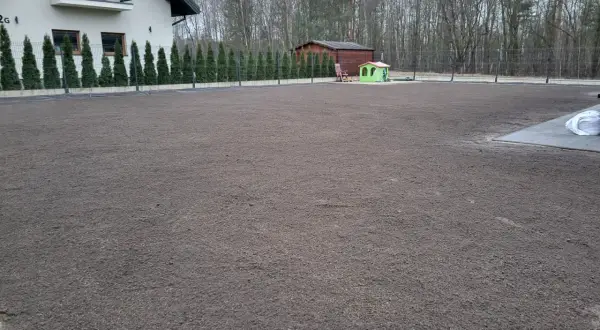 Gotowy do siewu trawy teren po niwelacji. Sprawdź niwelacja terenu cena za m2, by zaplanować prace.