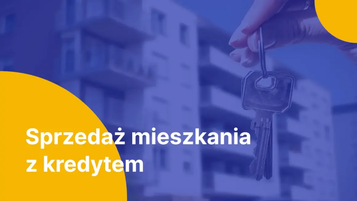 Klucze do mieszkania z kredytem w tle nowoczesnego bloku. Sprzedaż mieszkania z kredytem staje się prostsza.