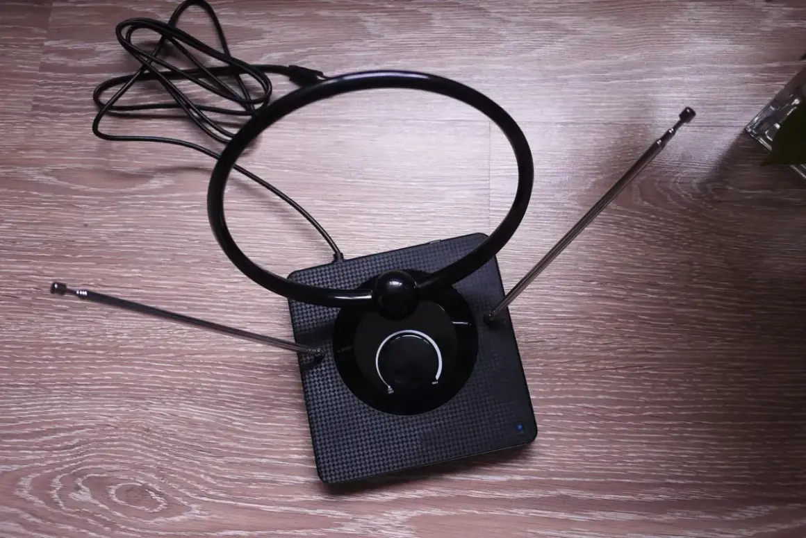 Antena pokojowa z okrągłą pętlą i teleskopowymi wysięgnikami. Idealna, by sprawdzić, jaka telewizja w bloku będzie dostępna.
