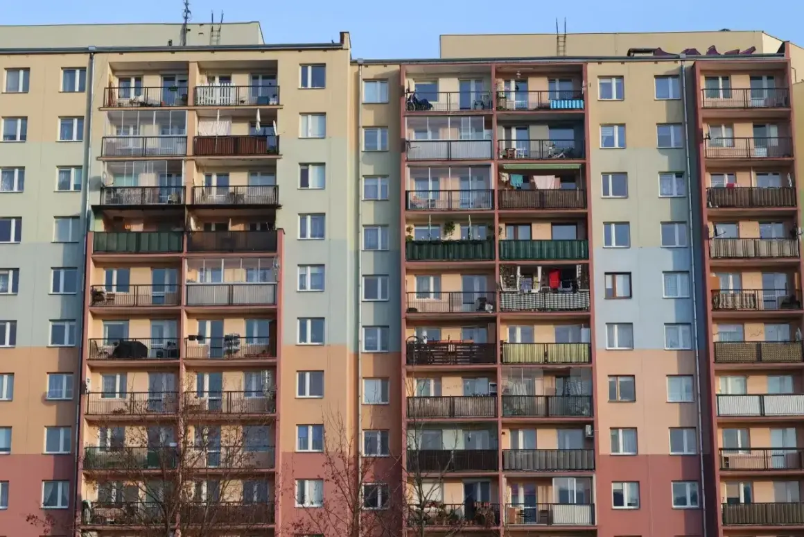 Wielopiętrowy blok mieszkalny z balkonami. Zastanawiasz się, ile wynosi kaucja za mieszkanie komunalne?