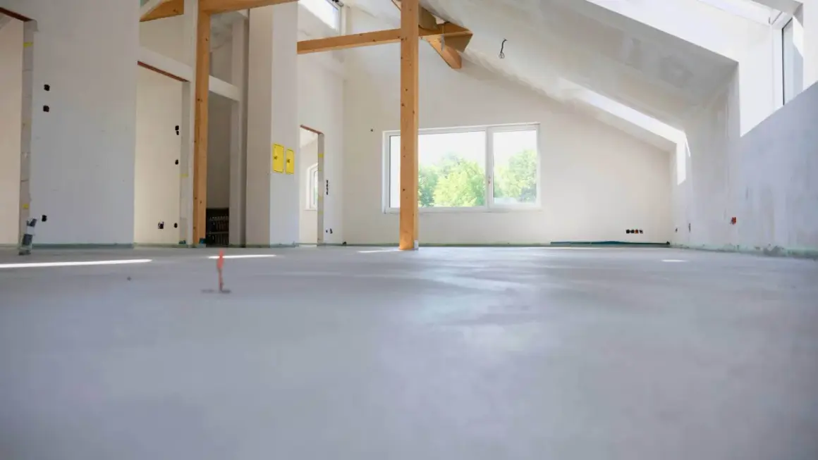 Nowe wnętrze z betonową wylewką, gotowe na wykończenie. Sprawdź wylewka betonowa cena za m2 robocizny bez materiału.