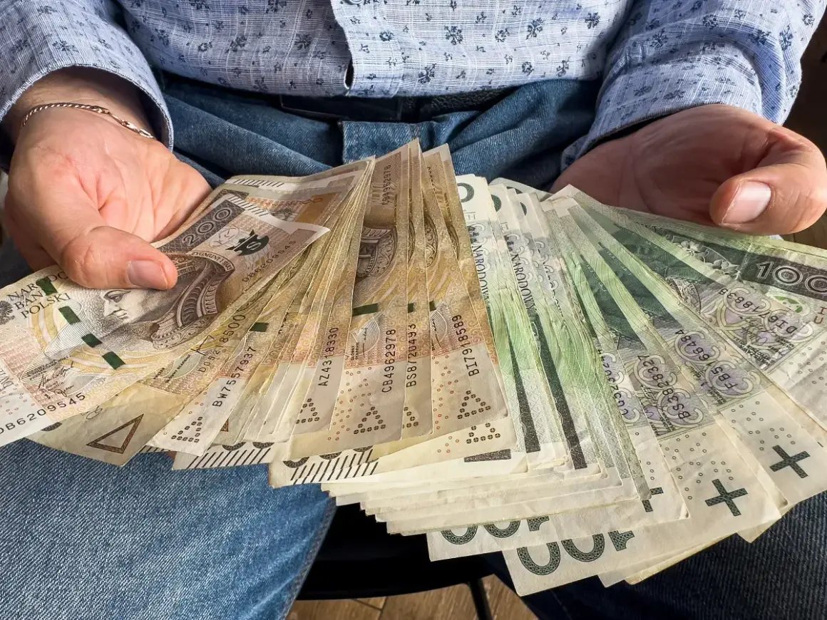 Ręce trzymające plik banknotów. To może być darowizna 200 tysięcy od rodziców, wsparcie finansowe.