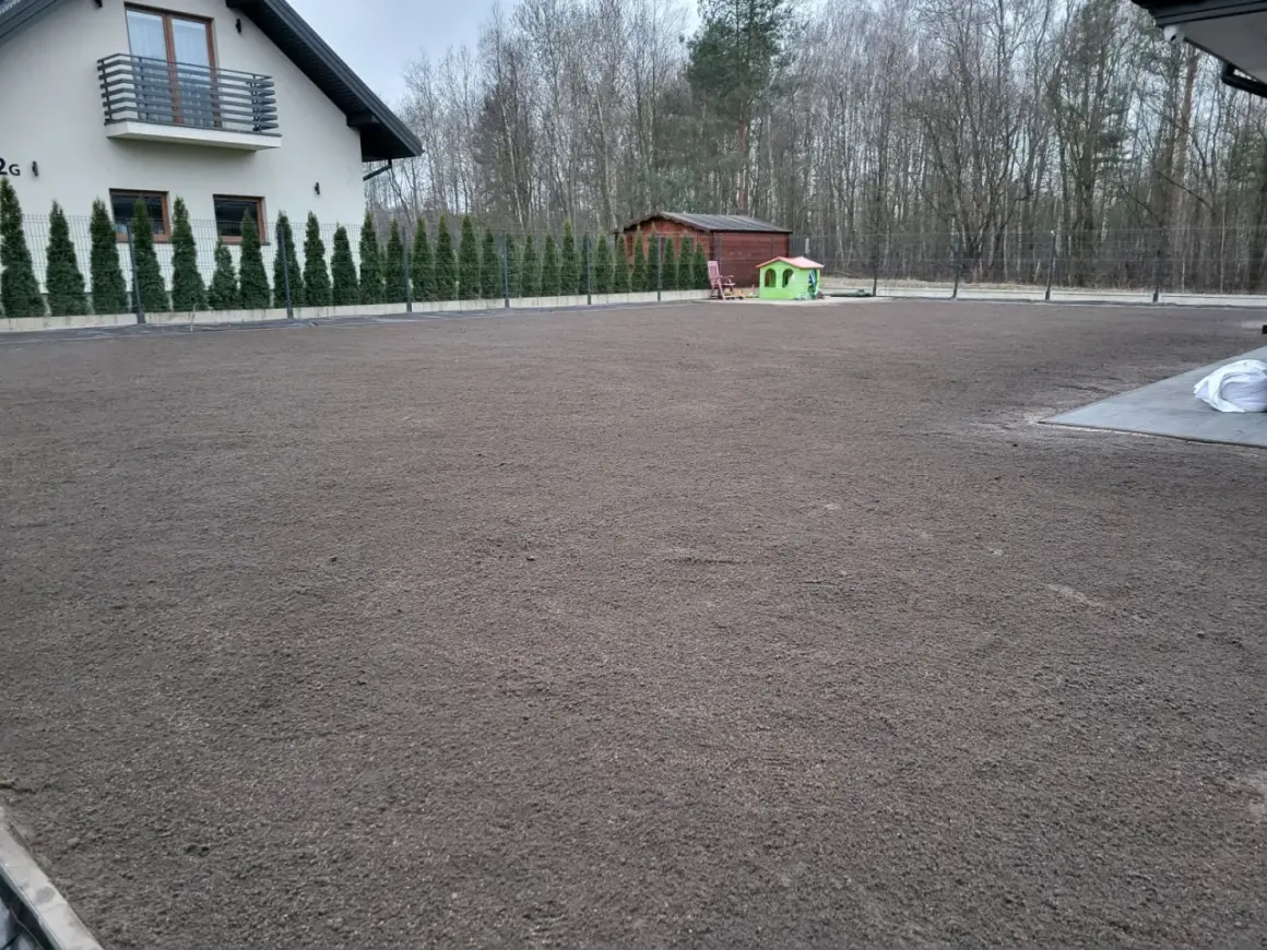 Gotowy do siewu trawy teren po niwelacji. Sprawdź niwelacja terenu cena za m2, by zaplanować prace.