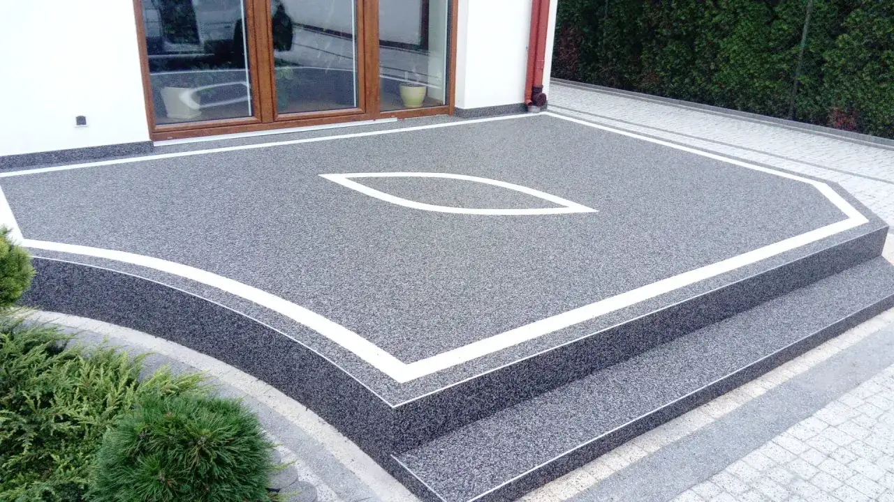 Nowoczesny kamienny dywan z białym wzorem liścia i obrzeżem. Elegancka nawierzchnia tarasu, koszt 1m2.