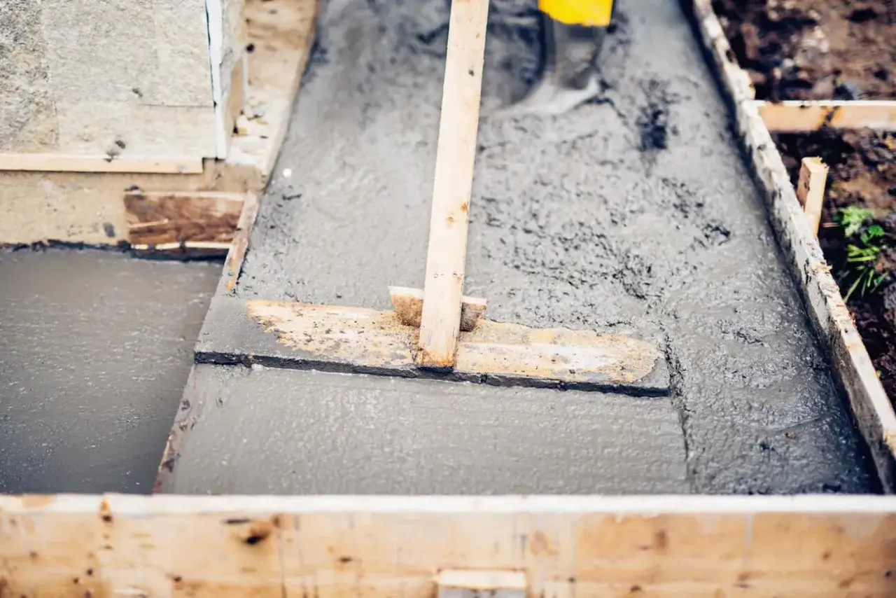 Wylewanie betonu B20 w szalunku. Sprawdzamy, jaka jest beton B20 cena za m3, by zaplanować budowę.