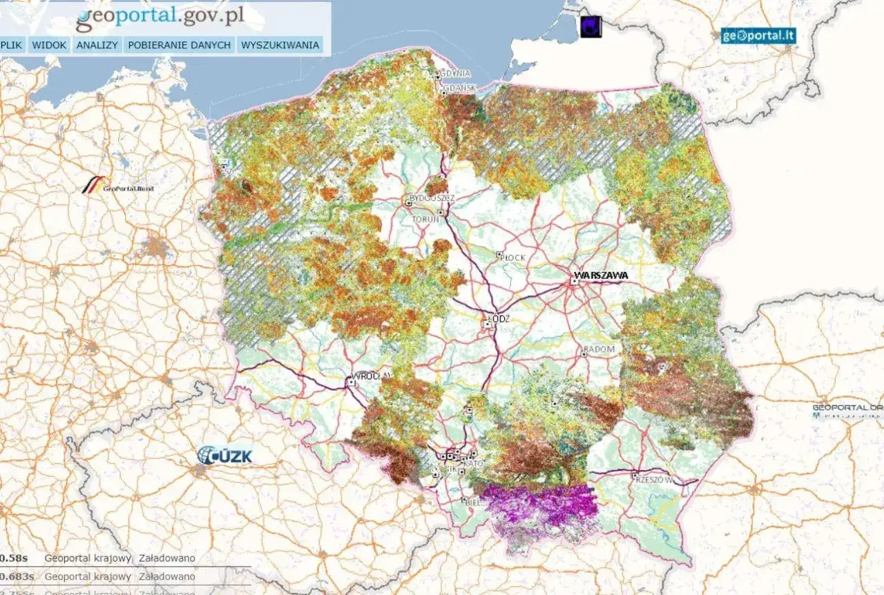 Mapa Polski z zaznaczonymi obszarami leśnymi i gruntami rolnymi. Widoczne miasta: Warszawa, Wrocław, Gdańsk.
