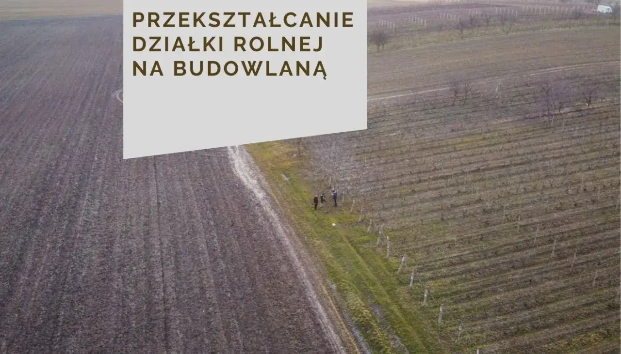 Przekształcanie działki rolnej na budowlaną: poznaj koszty i procedury. Dwie osoby stoją na polu.