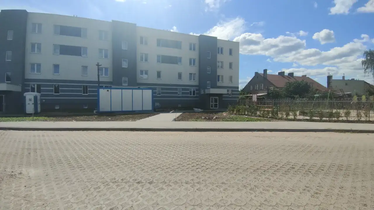 Nowy blok mieszkalny, obok plac zabaw. Czekanie na mieszkanie komunalne może być długie.