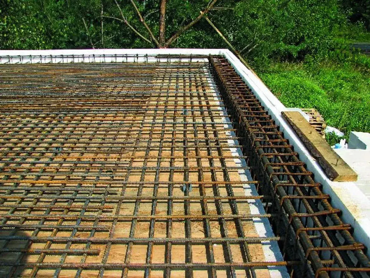 Siatka zbrojeniowa stropu zasady, przygotowana do zalania betonem. Stalowe pręty tworzą solidną konstrukcję.
