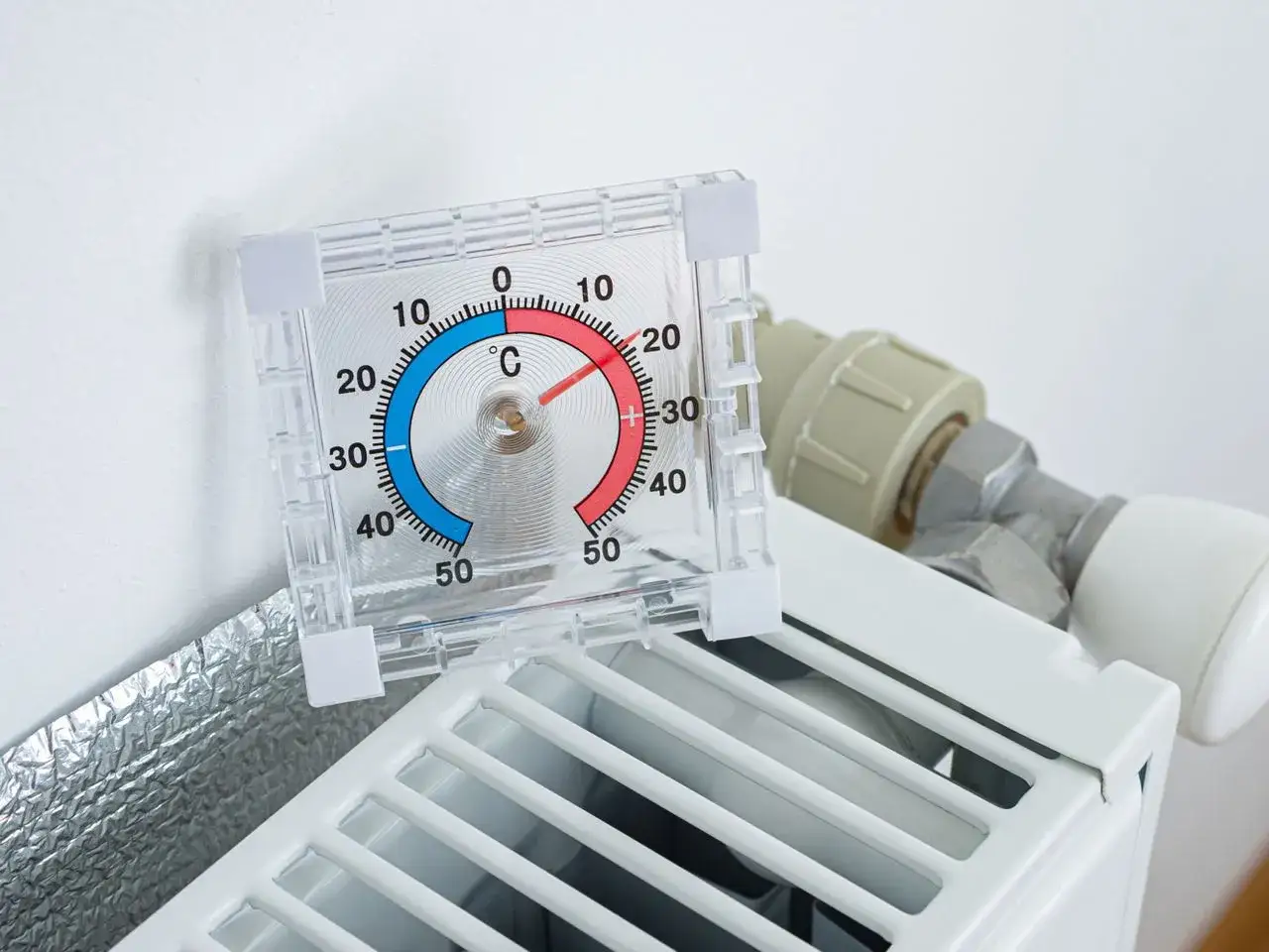 Termometr na grzejniku pokazuje temperaturę, która jest kluczowa podczas sezonu grzewczego.