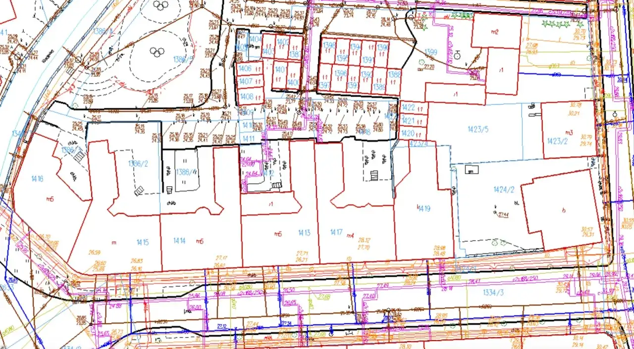 Plan zagospodarowania przestrzennego z zaznaczonymi działkami rolnymi, budynkami i drogami.
