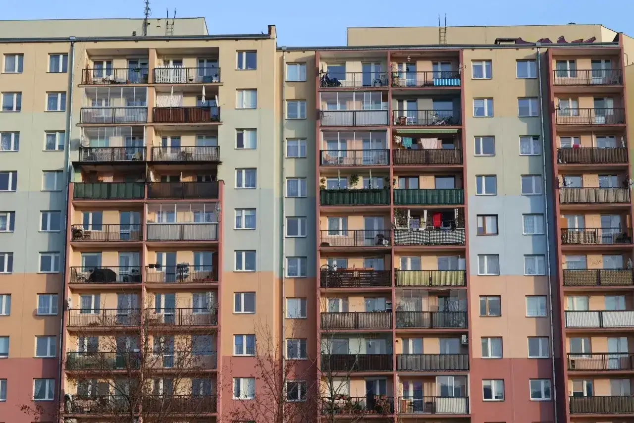 Wysokość kaucji za mieszkanie komunalne może być różna, podobnie jak kolorystyka tego bloku mieszkalnego.