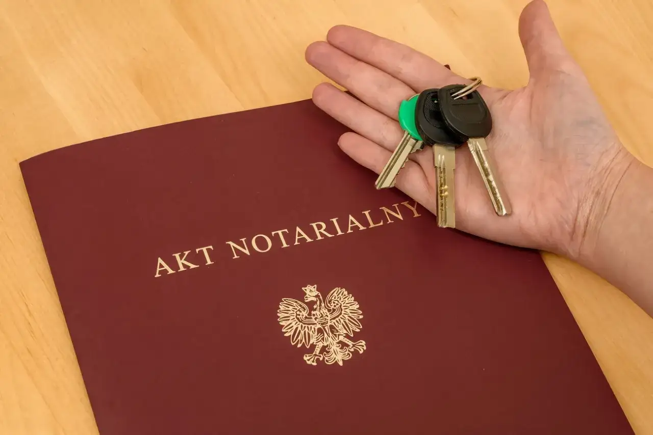 Akt notarialny i klucze do nowego domu. Sprawdź opłaty notarialne cennik przed wizytą u notariusza.