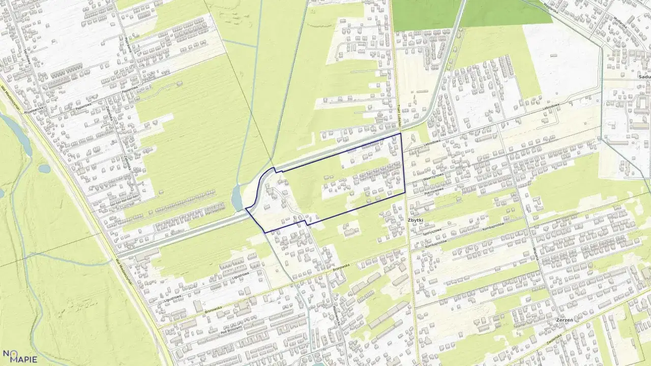 Mapa przedstawia działkę budowlaną otoczoną zielenią i zabudową jednorodzinną.