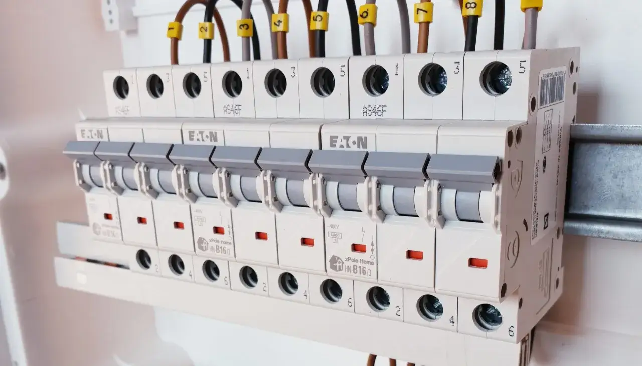 Instalacja elektryczna z bezpiecznikami. Zastanawiasz się, jaki bezpiecznik do gniazdek? Tutaj widać zabezpieczenia typu B16.