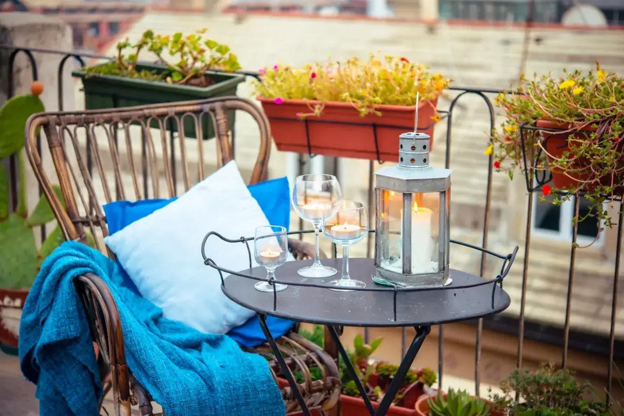 Zdjęcie Jak urządzić balkon w bloku, by zyskać komfortową przestrzeń na relaks