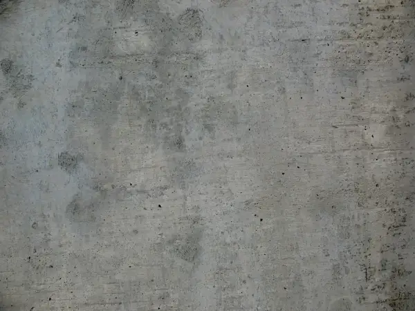 Szara, chropowata powierzchnia betonu w8, z widocznymi śladami po szalunkach i drobnymi porami.