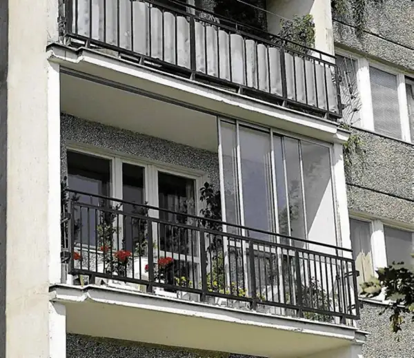 Jak zabudować barierki na balkonie w bloku i zyskać prywatność