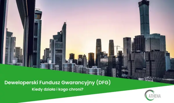 Widok na nowoczesne wieżowce o zachodzie słońca. Na pierwszym planie zielony pas z napisem "Deweloperski Fundusz Gwarancyjny (DFG)".