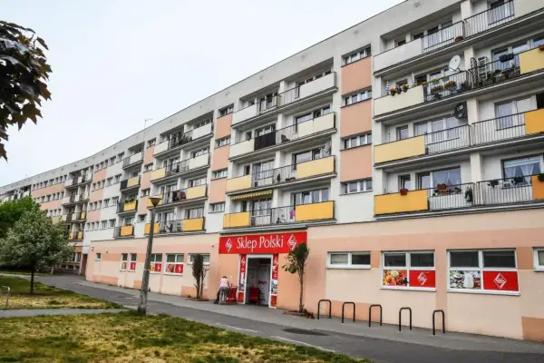 Długi blok mieszkalny z balkonami i sklepem "Sklep Polski" na parterze. Może to być najdłuższy blok w Polsce.