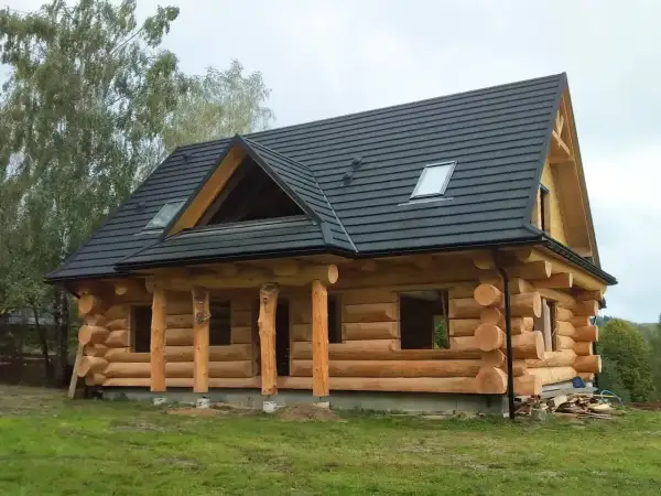 Piękny dom z bali góralskich, idealny na wypoczynek. Sprawdź nasz cennik!