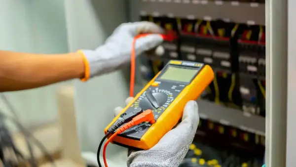 Elektryk wykonuje pomiary elektryczne. Sprawdź nasz pomiary elektryczne cennik usług.