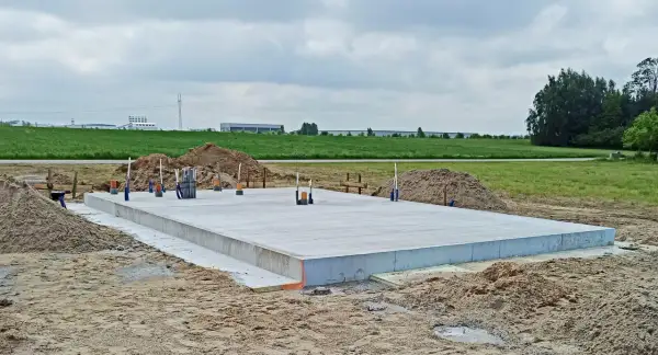 Gotowa płyta fundamentowa, kluczowy etap budowy. Koszt tej inwestycji zależy od wielu czynników.