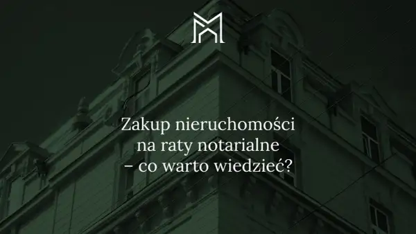 Elegancki budynek, na którym widnieje napis "Zakup nieruchomości na raty notarialne – co warto wiedzieć?".