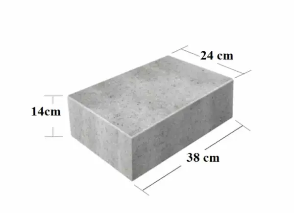 Szary bloczek betonowy o wymiarach 38x24x14 cm. Jego waga jest kluczowa przy planowaniu budowy.