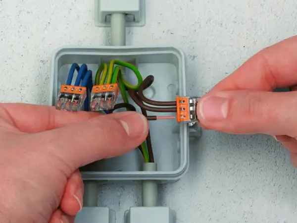 Pokazano, jak stosować złączki Wago do połączenia przewodów elektrycznych w puszce.