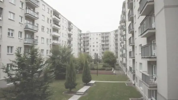 Czy można wykupić mieszkanie komunalne w Warszawie? Sprawdź warunki!