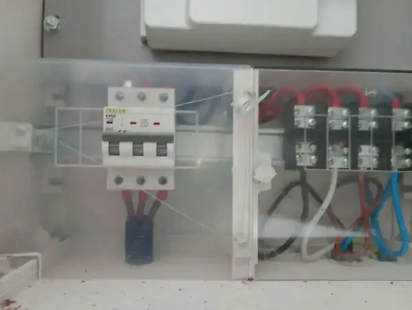 W skrzynce elektrycznej widoczny jest zabezpieczenie przedlicznikowe TRACON, połączone z innymi przewodami.