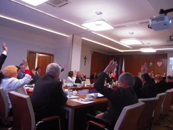 Ile zarabia radny osiedla? Zaskakujące różnice w wynagrodzeniach