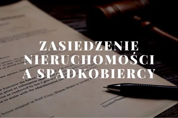 Dokument prawny dotyczący zasiedzenia nieruchomości przez spadkobiercę, obok młotka sędziowskiego i długopisu.