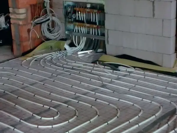 Instalacja podłogówki w trakcie prac. Sprawdź, jaka jest podłogówka cena za m2 robocizny.